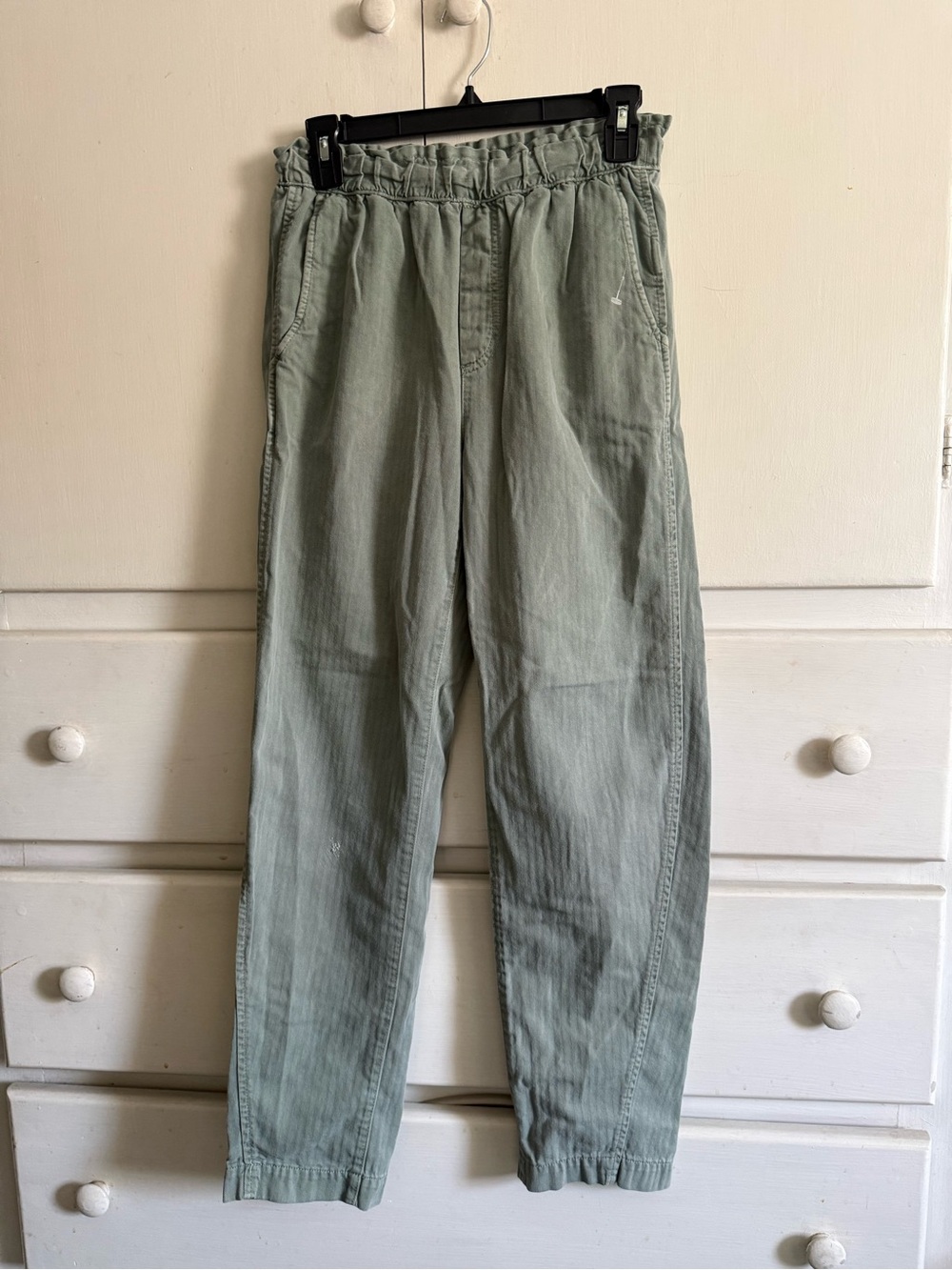 Women’s Gap
Casual Elastic-Waist Pants in Sage Green